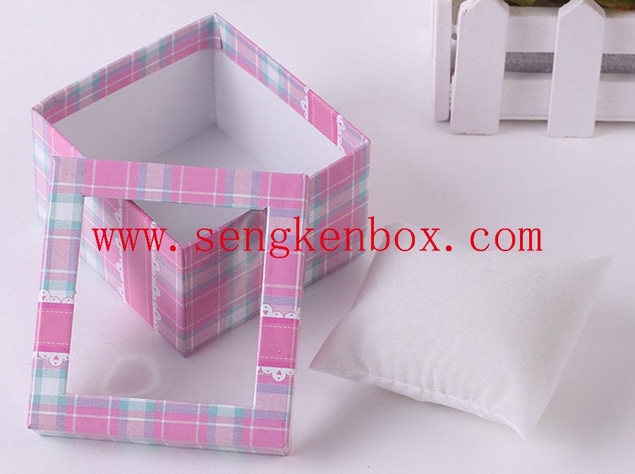 Geschenkpapierbox im Tartan-Design