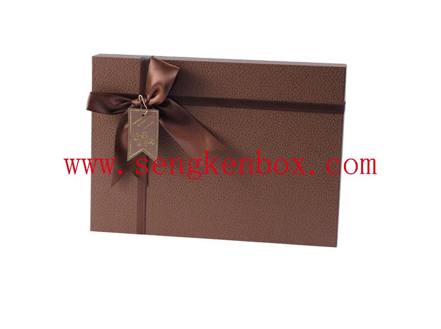 Papier-Geschenkbox mit fester Schleife