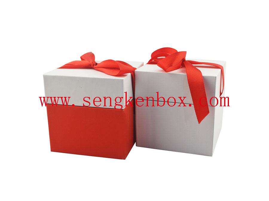 Papiergeschenkbox mit roter Schleife