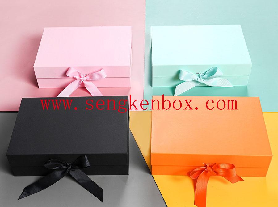 Geschenkbox mit Fliege