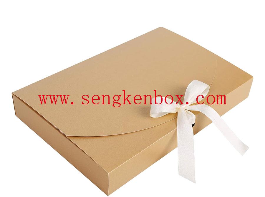 Faltbare Verpackungsbox aus braunem Papierdokument in benutzerdefinierter Größe