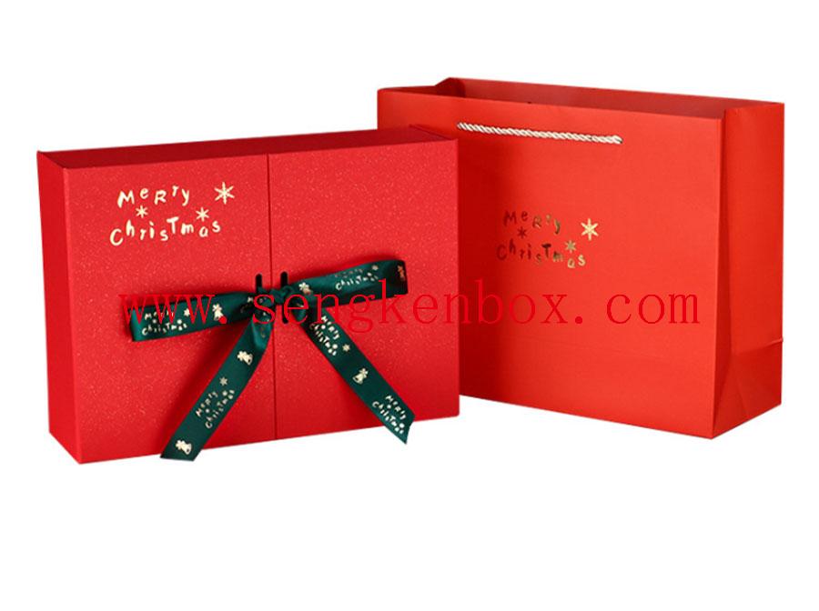 Geschenkbox der Weihnachtskinder mit grünem Band