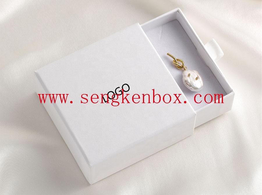 Weiße ausziehbare Geschenkpapierbox
