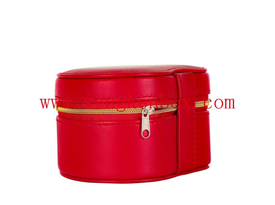 Rote herzförmige Verpackung aus Leder
