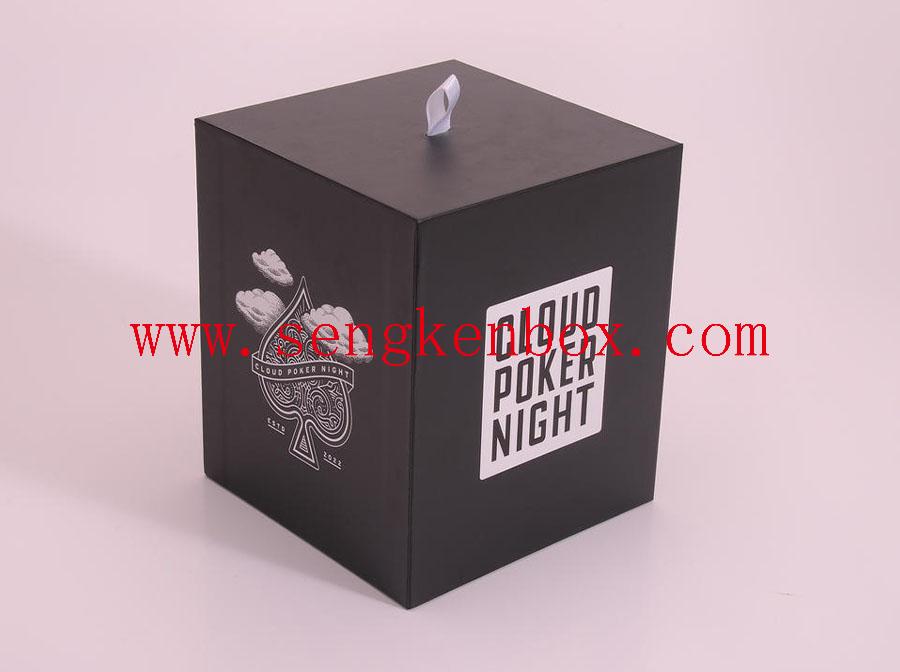 Schwarz-weiße Geschenkbox aus Karton