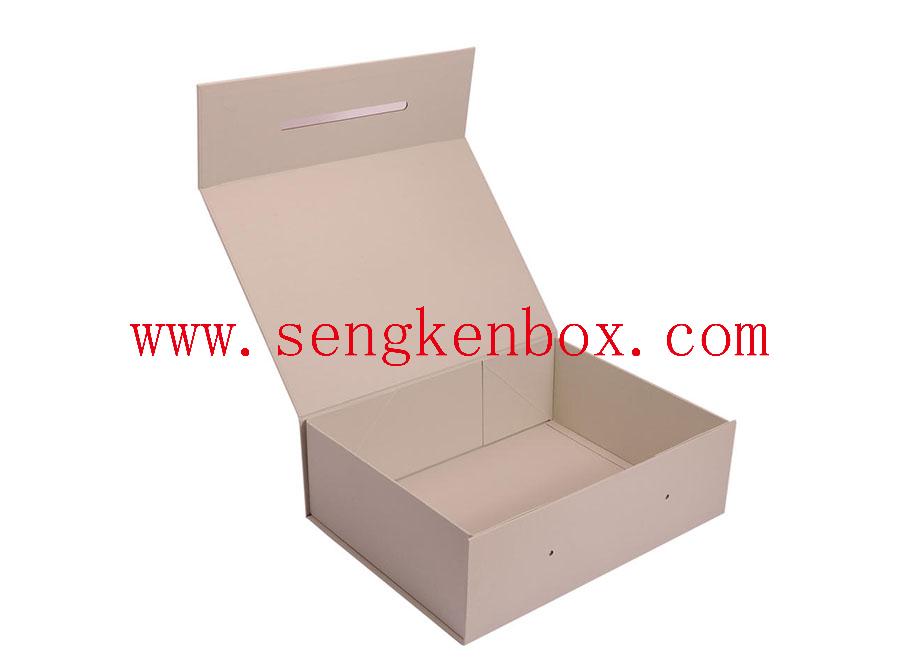 Einfache Geschenkbox aus farbigem Karton