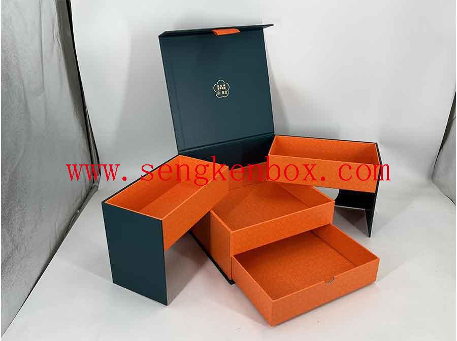Orange gefütterte Geschenkbox aus Papier