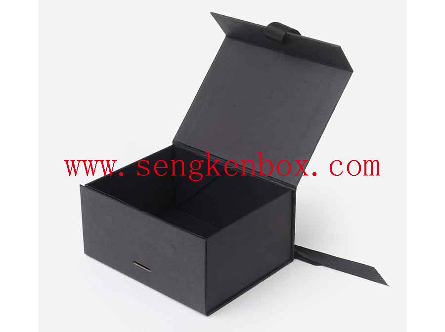 Flache Box mit schwarzer Verpackung und Magnetverschluss