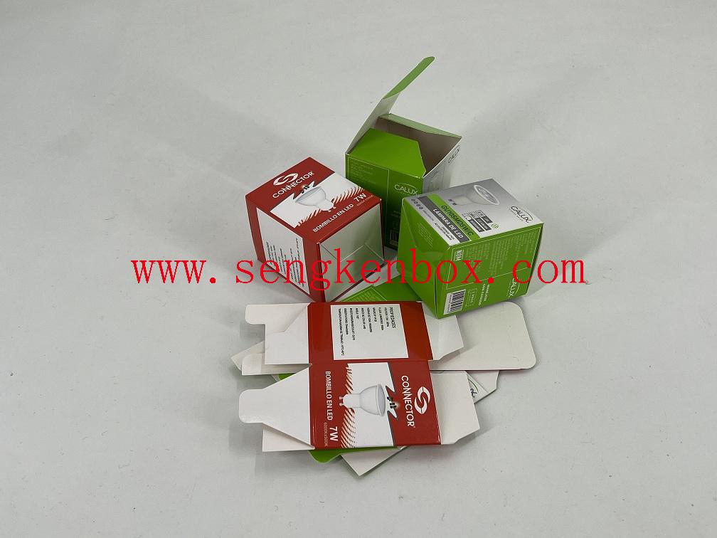 Weiße Kartonschachtel mit Etikett